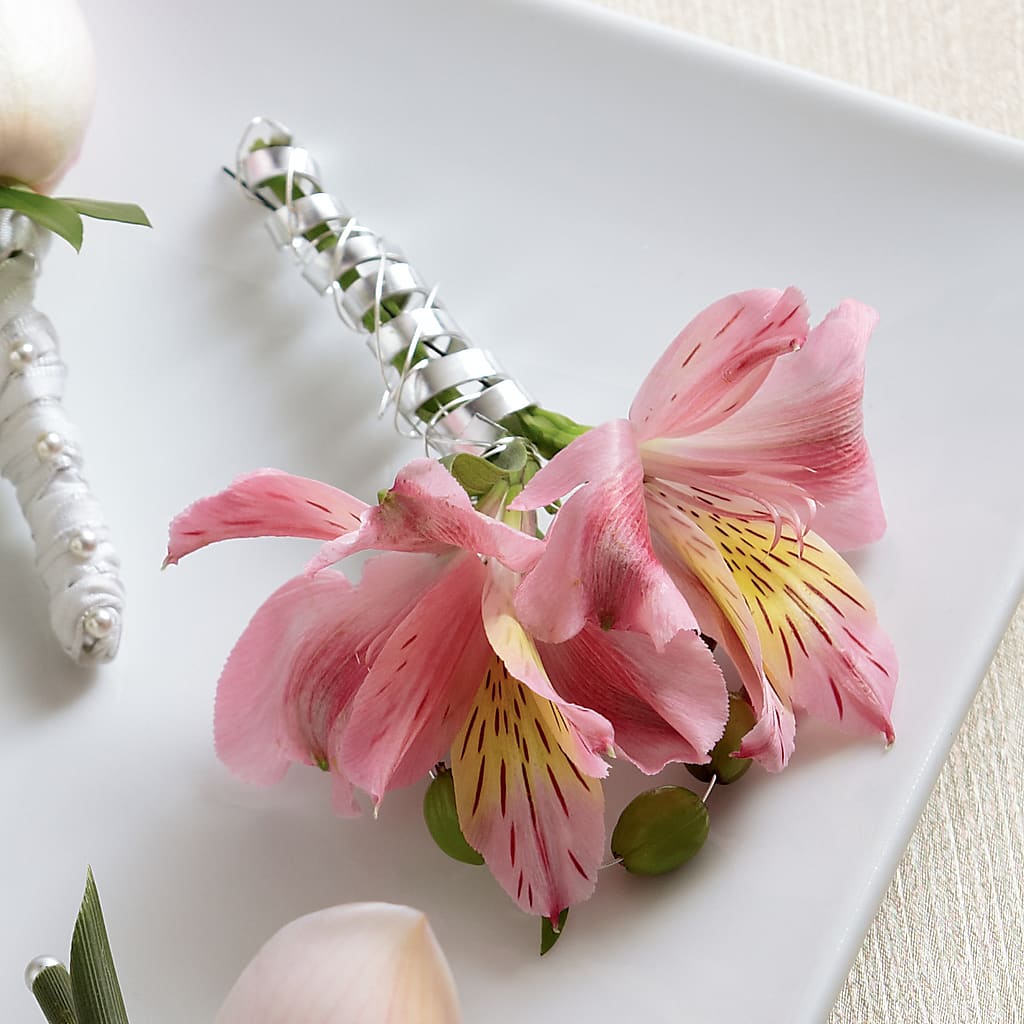 Boutonniere de lirio peruano rosa