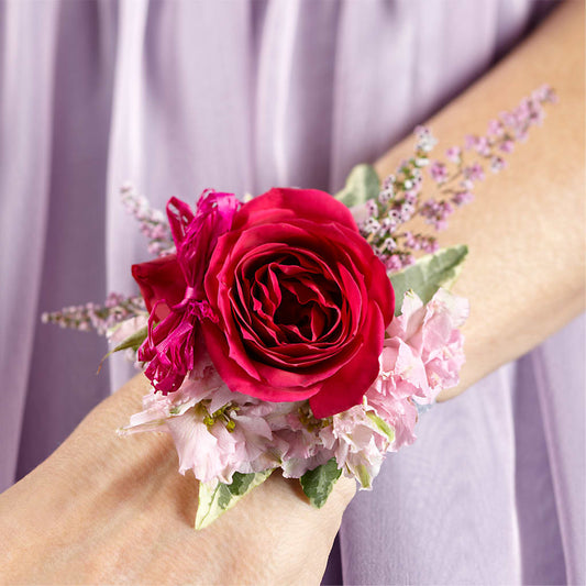 Corsage à breloques roses