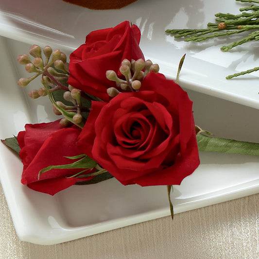 Boutonniere de rosa roja en spray