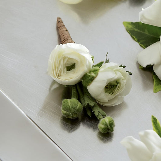 Boutonnière de renoncule blanche