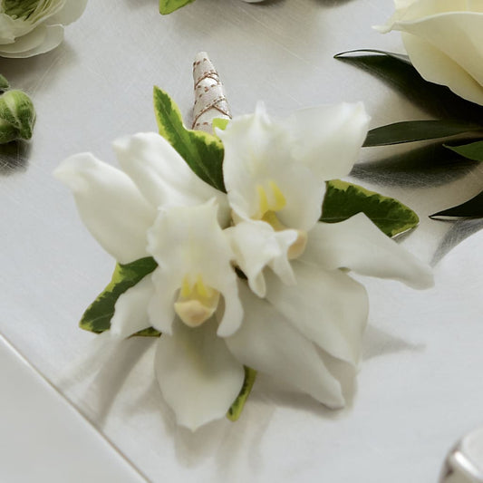 Boutonniere Mini Cymbidium Blanco